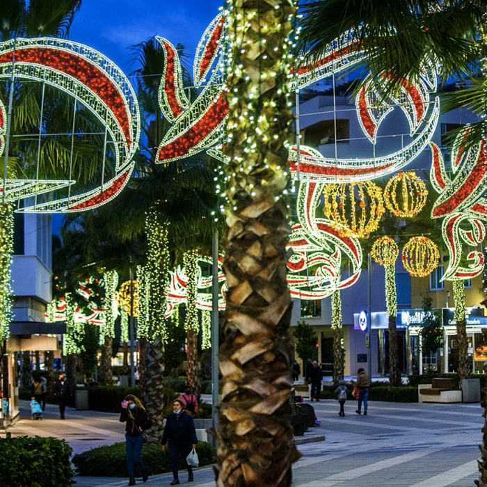 Torremolinos ilumina su Navidad con más de 100.000 bombillas repartidas por todas las zonas del municipio