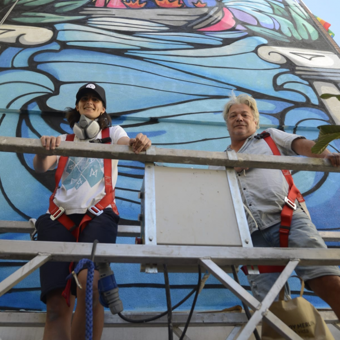 La artista gráfica Bosska da vida y color a El Calvario con un nuevo mural de gran formato