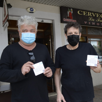 Cultura reparte 2.000 posavasos en Torremolinos con citas literarias con motivo del Día Internacional del libro